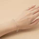 Pulsera de cadena fina de plata 925 con pequeñas esferas intercaladas a lo largo de toda la pieza.