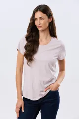 Remera básica de algodón color negro, con cuello redondo y mangas cortas de corte clásico.