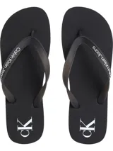 Ojotas negras Calvin Klein Jeans con logo CK en la planta y nombre de la marca en la tira.