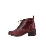 Botín acordonado azul con puntera charolada, laterales de cuero liso y caña de cuero con textura croco. Tiene costuras destacadas, forro de cuero, plantilla anatómica, cordones de algodón y suela de goma antideslizante con taco foliado.