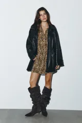 Vestido corto con estampado animal print, escote en pico con lazada ajustable, manga larga abullonada, cintura elástica y falda con volantes en el bajo.