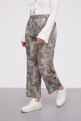 Pantalón de algodón de tiro medio, corte recto y largo, con estampado paisley en tonos verde militar y beige/blanco.