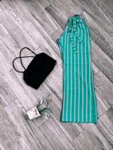 Pantalón palazzo de tiro alto con estampado de rayas verticales verdes y blancas, con lazo en la cintura.