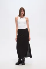 Falda larga negra de viscosa, con corte evasé y una abertura lateral.