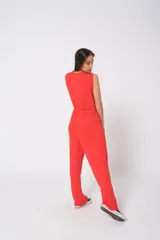 Mono largo color rojo, de morley, con corte holgado, sin mangas, con botones frontales y cinturón de lazo.