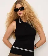 Top sin mangas de punto color celeste claro, con cuello polo ribeteado con dos líneas blancas y cierre frontal de tres botones. El tejido presenta un patrón de trenzas verticales.