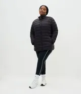 Campera puffer acolchada de corte relajado, con cuello alto, cierre frontal de cremallera y bolsillos laterales. Confeccionada en microfibra de poliamida ultraligera, resistente al agua y respirable.
