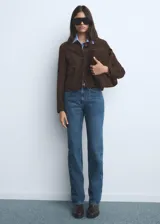 Jeans Matilda de tiro medio, diseño de pernera recta y confeccionados en 100% algodón estilo tejano vaquero. Cuenta con cinco bolsillos, trabillas y cierre delantero con cremallera y botón.