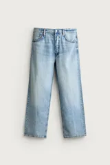 Jeans de corte regular cropped confeccionados en denim ligero de algodón. Presentan un diseño de cinco bolsillos con efecto lavado, tiro medio y cierre frontal con botones.