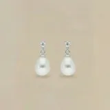 Par de caravanas de plata 925 con perlas de río blancas y circonias cúbicas transparentes.