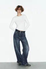 Camiseta de manga larga con cuello redondo y corte ajustado, confeccionada en tejido de mezcla de algodón suave.