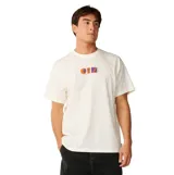 Remera Rip Curl de manga corta, color blanco, con pequeño estampado gráfico en el pecho en tonos naranja y azul.