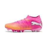 Championes de fútbol Puma Future 9 Match FG/AG, color fucsia con degradado naranja en la puntera y logo Puma en blanco. Diseño de corte medio con suela de tapones para césped natural y artificial.