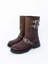 Bota de cuero color chocolate, de caña media, con hebillas metálicas y suela track.