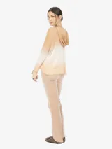 Hoodie de tejido color durazno con degradé a blanco, con capucha y mangas largas con puño ajustado.