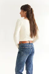 Cinto de cuero marrón con detalle de tachas metálicas circulares en tonos plateados y dorados, con hebilla metálica clásica.