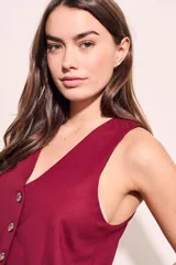 Chaleco color borgoña con escote en V y cierre frontal con botones.