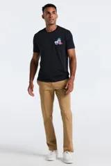 Remera de manga corta color negro con cuello redondo y parches decorativos en el pecho.