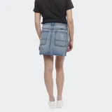 Minifalda de denim en color azul con lavado clásico, tiro medio y ruedo desmechado. Cuenta con bolsillos delanteros y traseros.