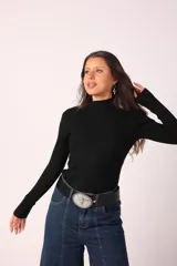 Polera blanca de cuello alto y mangas largas, de tejido acanalado.