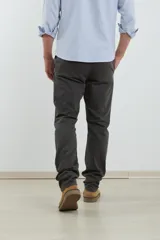 Pantalon de corte clasico en color azul, confeccionado en algodon, con bolsillos delanteros inclinados y bolsillos traseros de ribete.