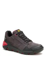 Championes Caterpillar modelo Gauge Pavement, de diseño robusto con capellada en gamuza gris y refuerzos en cuero sintético negro. Presenta detalles en color rojo en la suela y el talón, con cierre de cordones y logo de la marca en la lengüeta y el lateral.