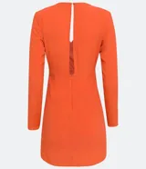 Vestido corto color naranja, confeccionado en crepé, con escote en V cruzado, mangas largas y lazo en la cintura.