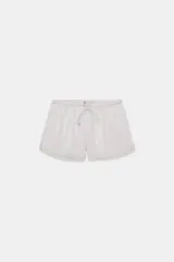Short de satén con cintura elástica ajustable mediante cordones y detalle de encaje en el ruedo.