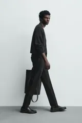 Jeans de corte slim fit en color azul oscuro, con diseño de cinco bolsillos, cierre frontal con cremallera y botón, y tejido ligeramente elástico.