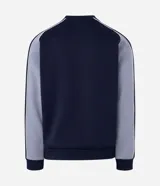 Buzo de corte boxy con cuello redondo y mangas largas raglán. Presenta un diseño bicolor en azul marino y gris, con detalles de piping en contraste y lettering bordado en el pecho.