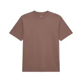 Remera de manga corta New Balance, color marrón, con cuello redondo y logo de la marca bordado en el pecho.