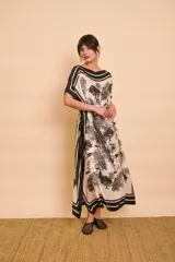 Vestido midi de corte amplio y fluido, con estampado estilo Toile de Jouy en color blanco y negro, cuello bote y mangas cortas integradas.