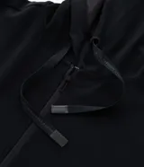 Campera deportiva de corte regular confeccionada en modal, con cierre frontal por cremallera, capucha con cordón ajustable, mangas largas con puños elásticos y bolsillos laterales.