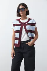 Jean de corte barrel con silueta curva y volumen controlado, de tiro medio y color negro. Presenta un diseño que se ensancha en la pierna y se ajusta levemente en el bajo, con cierre frontal y bolsillos laterales.