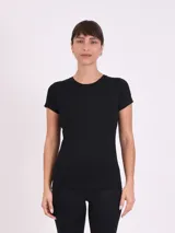 Remera básica de manga corta y cuello redondo, de corte ajustado al cuerpo.