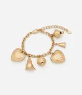 Pulsera de cadena con baño de oro envejecido, decorada con charms colgantes en forma de corazones texturizados, flores y elementos circulares estriados. Cuenta con cierre ajustable y cadena extensora.