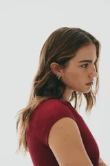 Top corto ajustado de tejido acanalado color bordó, con mangas cortas y escote bote.