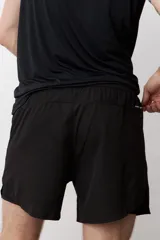 Short deportivo negro con calza interior ajustada.