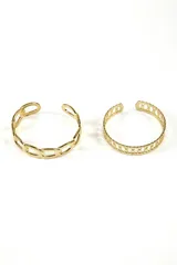 Set de dos brazaletes dorados con diseño calado. Uno con eslabones ovalados y otro con diseño geométrico.