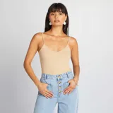 Camiseta de tirantes finos color beige con escote en V.