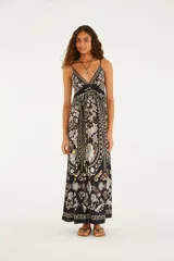 Vestido largo negro con estampado paisley y floral en tonos celestes y beiges, de silueta fluida, con escote en V profundo y tirantes finos.