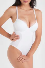 Body modelador blanco con copa y aro, confeccionado en tela de faja de alta contención con refuerzo interno en zona abdominal. Breteles elásticos regulables y ganchos en la entrepierna.