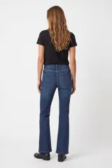 Jean flare negro de tiro alto, confeccionado en denim con bolsillos clásicos y cierre frontal de botón y cremallera.