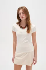 Top de viscosa blanco, de corte entallado, mangas cortas y cuello bote.