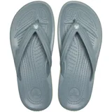 Ojotas Crocband Flip de Crocs, color verde militar con una línea blanca en la entresuela. Diseño ligero con tira superior de TPU y plantilla con textura de masajes.
