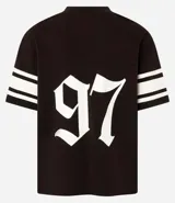 Remera deportiva de algodón color marrón con cuello en V y mangas cortas. Diseño overboxy con estampado de fútbol americano, lettering y rayas contrastantes en blanco.