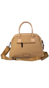 Cartera de mano color beige, confeccionada en tela impermeable, con doble asa corta y correa larga ajustable y desmontable. Presenta cierre principal, bolsillo frontal con cierre y detalle de colgante decorativo.