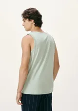 Musculosa blanca de corte recto y cuello redondo.