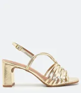 Sandalia de mujer color dorado metalizado, con taco grueso y punta cuadrada. Presenta un cabedal trenzado con tiras finas y tira ajustable con hebilla en el tobillo.