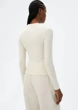 Remera marrón de corte ajustado, cuello redondo y mangas largas.